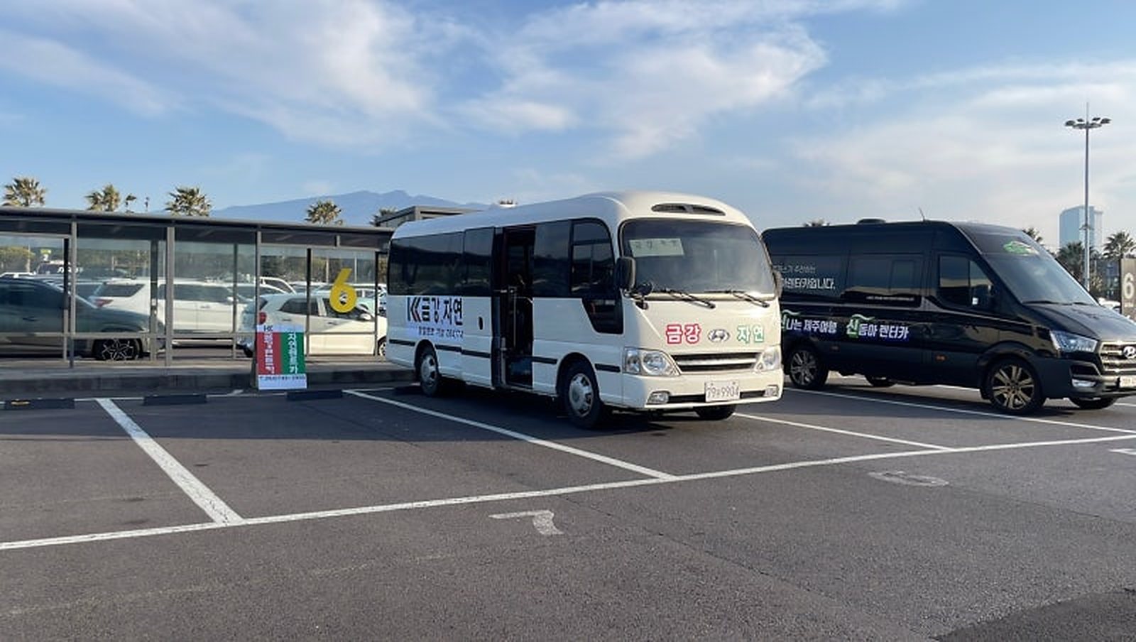제주공항 렌터카하우스 6구역 6번 승차장에 대기 중인 금강렌트카 셔틀버스